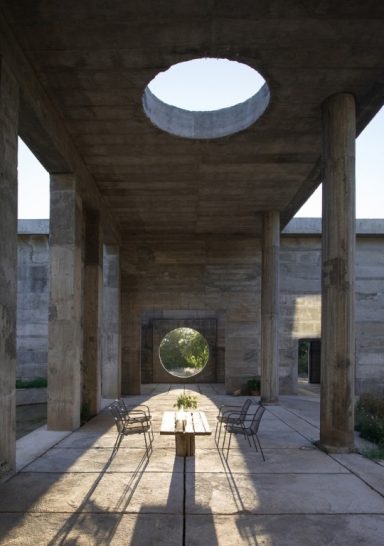 Un chiostro di cemento