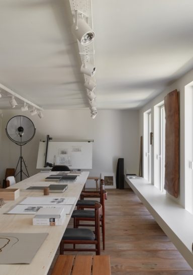 Geometrie rigorose e volumi essenziali. La casa dell’architetto Paul Vanrunxt è un perfetto esempio di minimalismo soft