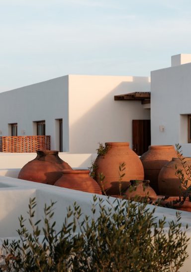 Casa Nossa interpreta il paesaggio portoghese con un progetto che indaga materiali, artigianato locale e relazione con l’esterno