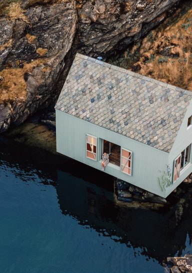 Un retreat appartato su un’isola norvegese, dove il concetto di hygge scandinavo e la radicalità del paesaggio insegnano ad abitare il tempo