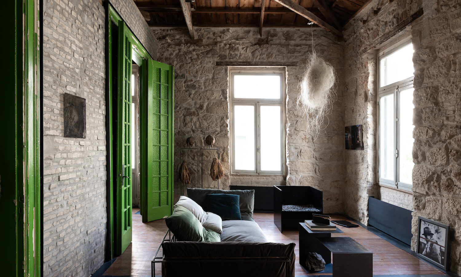La casa con galleria d’arte di Dionisis Sotovikis nasce collegando fisicamente un edificio modernista in rovina e una casa degli Anni 20