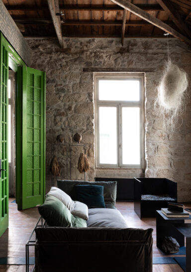 La casa con galleria d’arte di Dionisis Sotovikis nasce collegando fisicamente un edificio modernista in rovina e una casa degli Anni 20