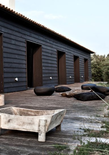 In Francia, su un lotto sabbioso dell’Île de Ré, un rifugio in legno annerito, ruvido e sensuale. Sospeso tra le dune e l’orizzonte Atlantico