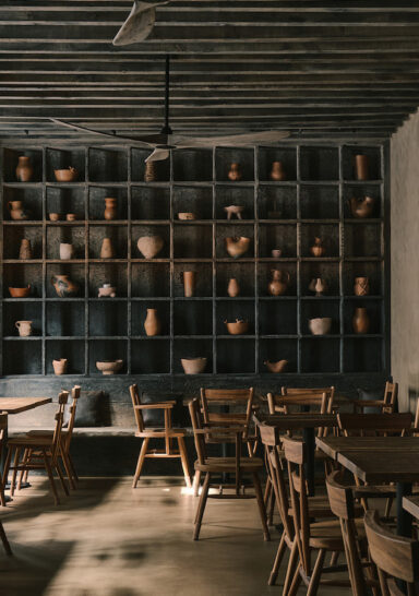 Studio Beta Ø fa di ombra e materiali crudi gli strumenti progettuali di un nuovo ristorante a Madrid. Dallo spirito primitivo, quasi iniziatico