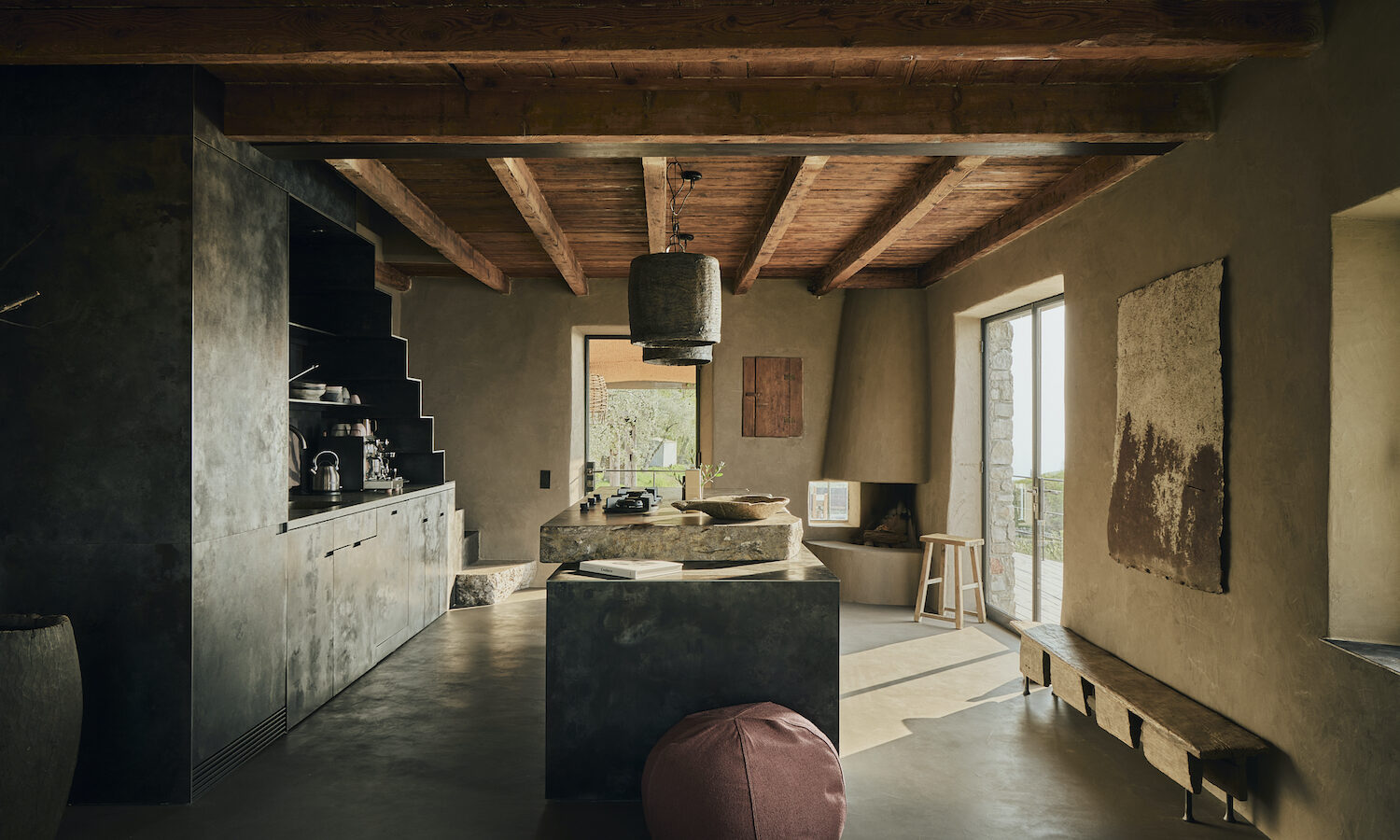 Sul Lago di Garda, Daniela e Alv Kintscher progettano Ca’ dei Mongi con rigore e sensibilità materica. Tra architettura, paesaggio e vita quotidiana