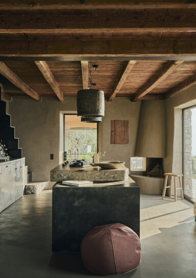 Sul Lago di Garda, Daniela e Alv Kintscher progettano Ca’ dei Mongi con rigore e sensibilità materica. Tra architettura, paesaggio e vita quotidiana
